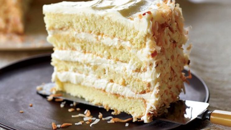 PASTEL DELICIOSO DE VAINILLA RELLENO CON CREMA Y ALMENDRAS