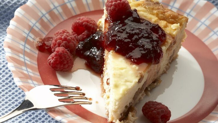 TARTA DE QUESO CON FRUTOS ROJOS SIN HORNO