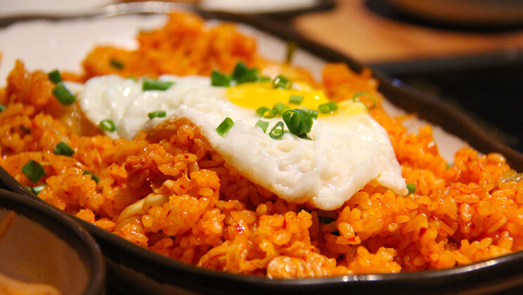 Arroz frito con tomate y huevo