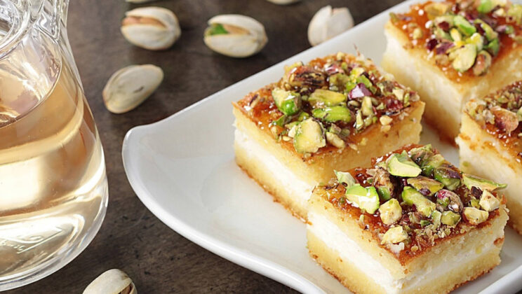 Bizcocho relleno de crema con pistachos